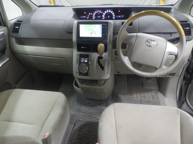 TOYOTA NOAH 2009