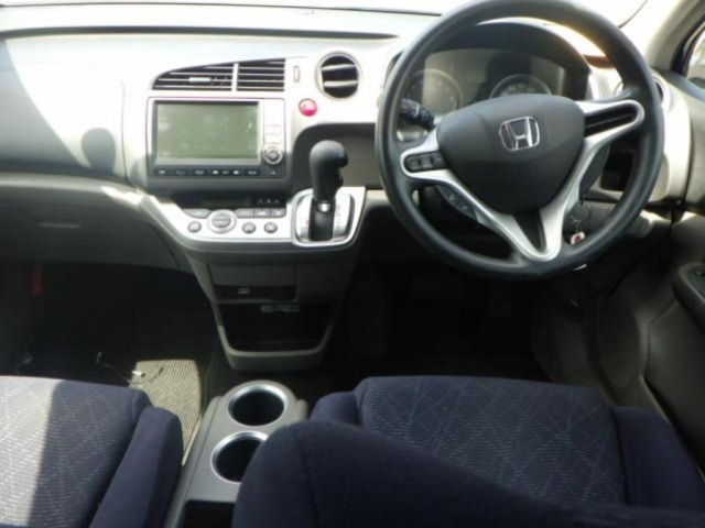 HONDA STREAM 2011