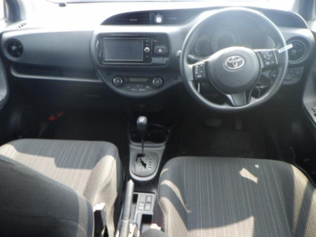 TOYOTA VITZ 2017