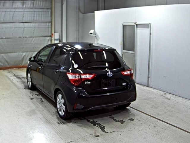 TOYOTA VITZ 2017