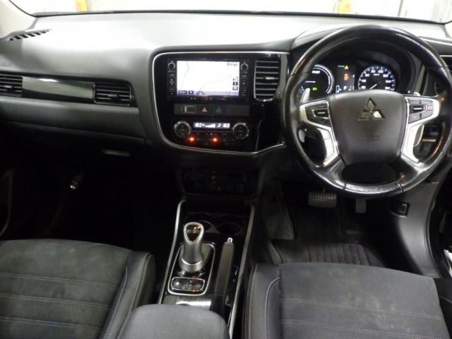 MITSUBISHI OUTLANDER PHEV 2016