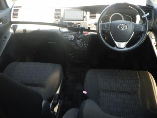 TOYOTA ISIS 2013