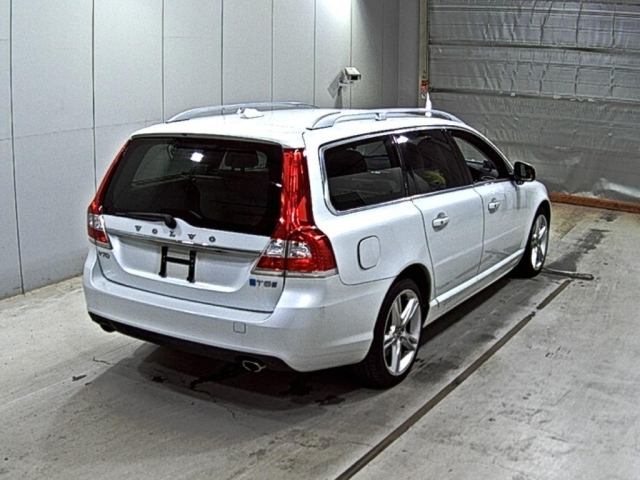 VOLVO V70 2015