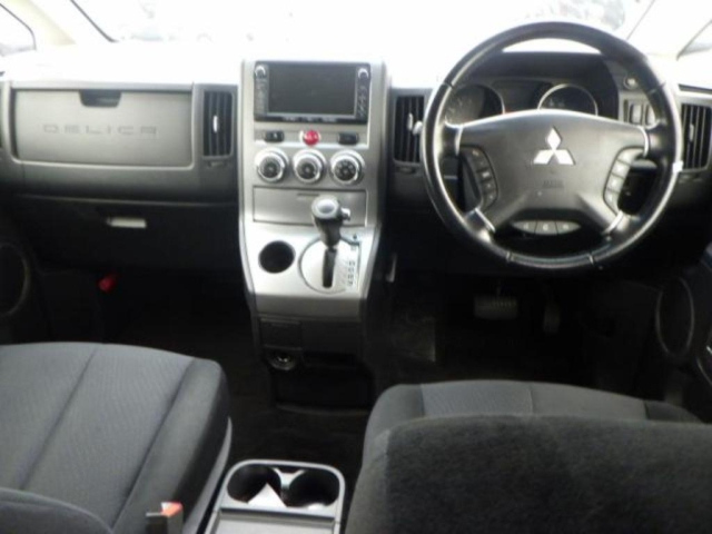 MITSUBISHI DELICA D5 2013