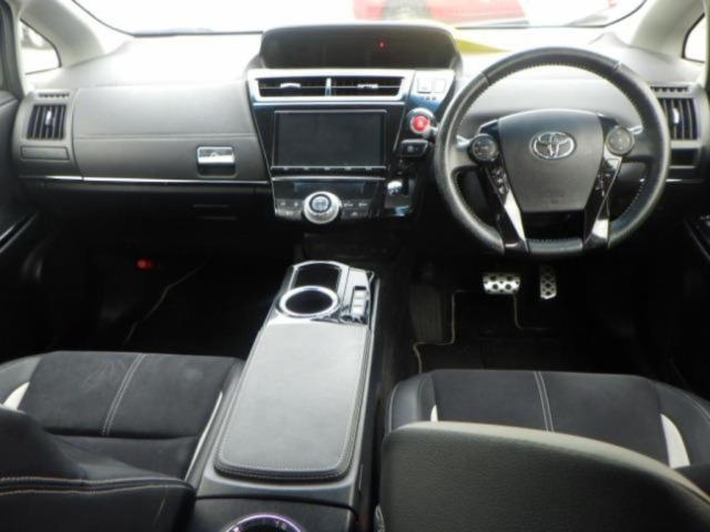 TOYOTA PRIUS ALPHA 2017