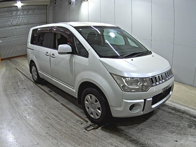MITSUBISHI DELICA D5 2011
