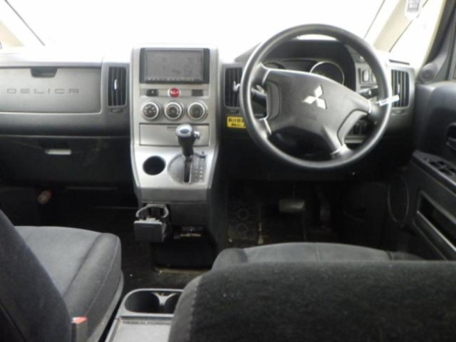 MITSUBISHI DELICA D5 2011