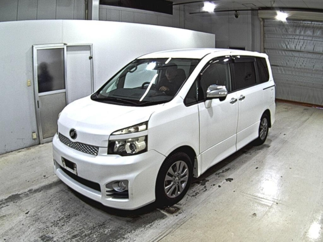 TOYOTA VOXY 2011