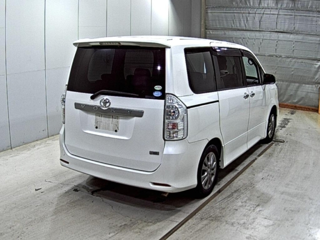 TOYOTA VOXY 2011