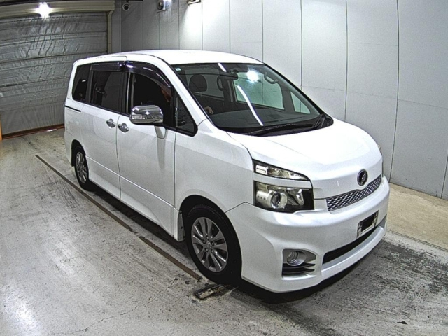 TOYOTA VOXY 2011