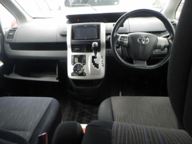 TOYOTA VOXY 2011