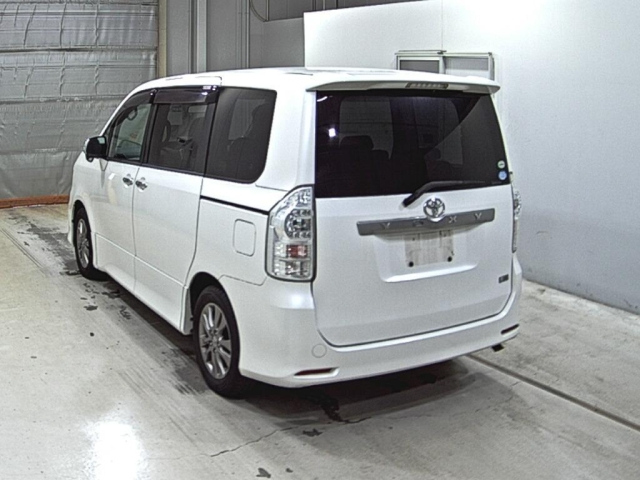 TOYOTA VOXY 2011