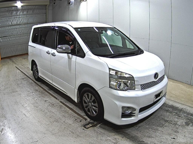 TOYOTA VOXY 2014