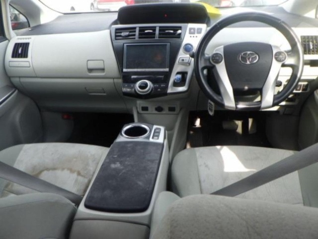 TOYOTA PRIUS ALPHA 2012