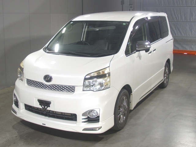 TOYOTA VOXY 2013