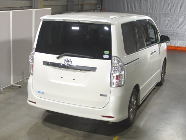 TOYOTA VOXY 2013