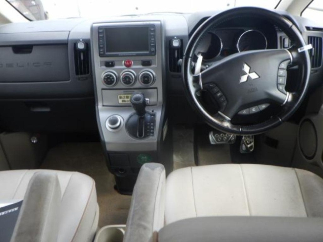 MITSUBISHI DELICA D5 2011
