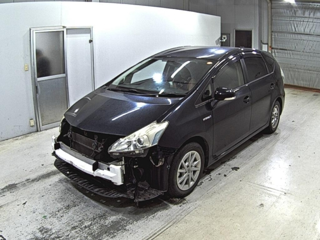 TOYOTA PRIUS ALPHA 2013