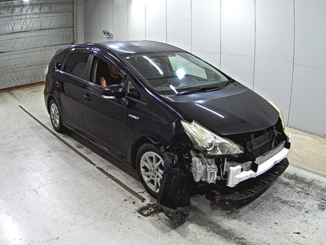 TOYOTA PRIUS ALPHA 2013