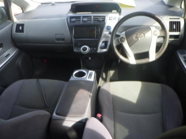 TOYOTA PRIUS ALPHA 2013