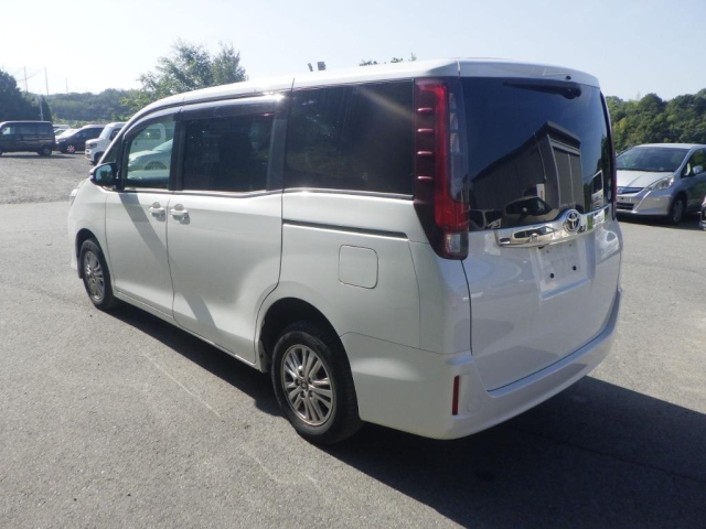 TOYOTA NOAH 2015