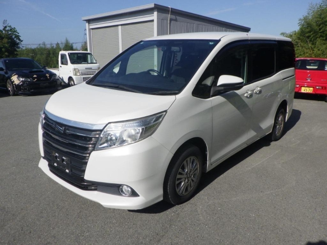 TOYOTA NOAH 2015