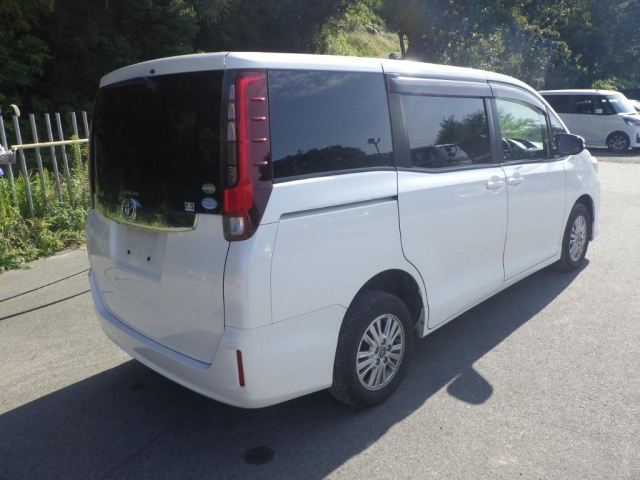TOYOTA NOAH 2015