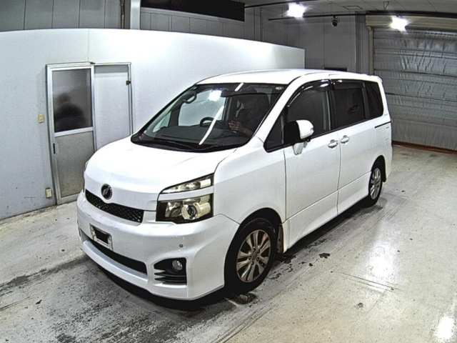 TOYOTA VOXY 2010