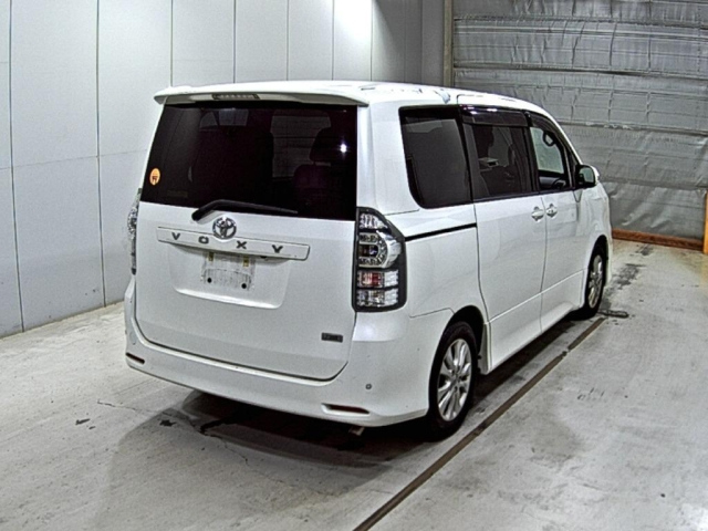 TOYOTA VOXY 2010
