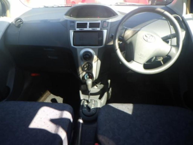 TOYOTA VITZ 2010