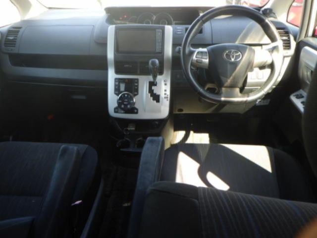 TOYOTA VOXY 2010