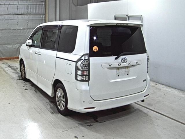 TOYOTA VOXY 2010