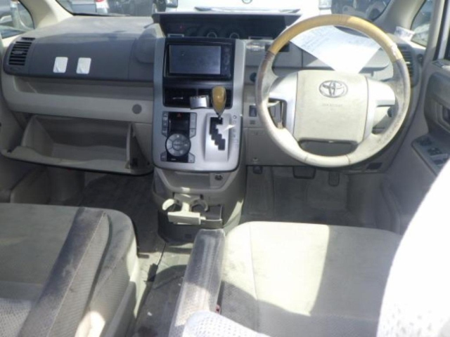 TOYOTA NOAH 2008