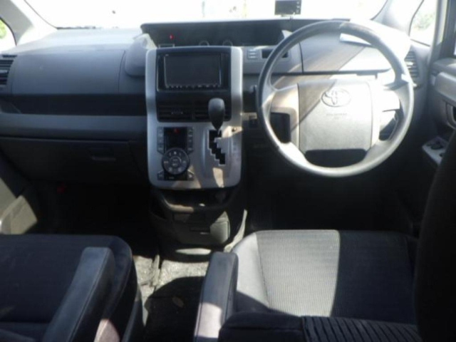 TOYOTA VOXY 2008