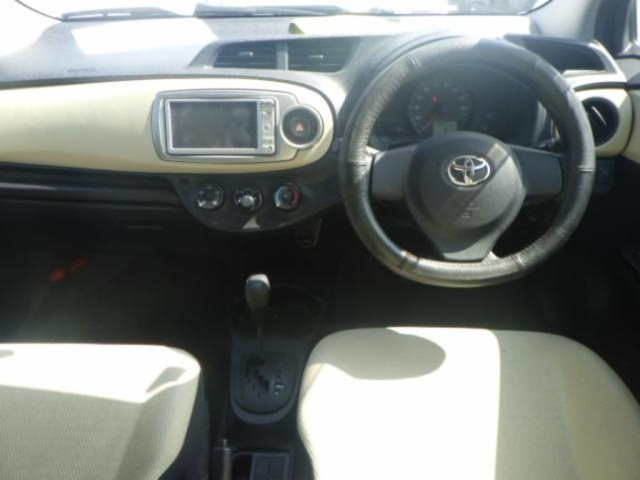 TOYOTA VITZ 2011