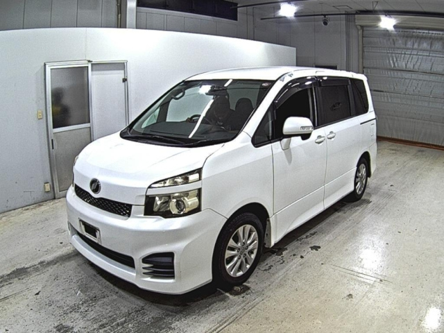 TOYOTA VOXY 2010