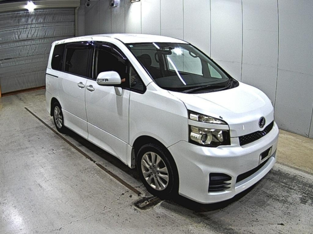 TOYOTA VOXY 2010