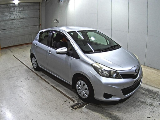 TOYOTA VITZ 2013