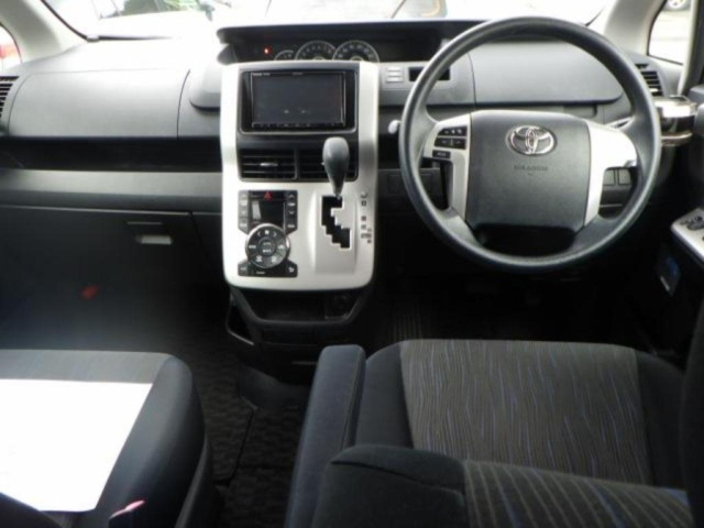 TOYOTA VOXY 2010