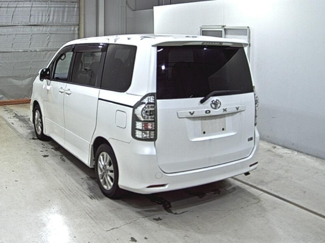 TOYOTA VOXY 2010
