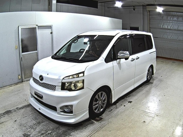 TOYOTA VOXY 2010