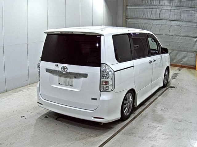 TOYOTA VOXY 2010
