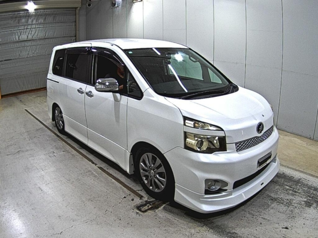TOYOTA VOXY 2010