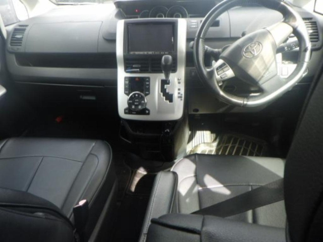 TOYOTA VOXY 2010