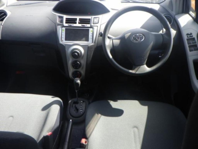 TOYOTA VITZ 2010