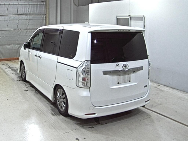 TOYOTA VOXY 2010