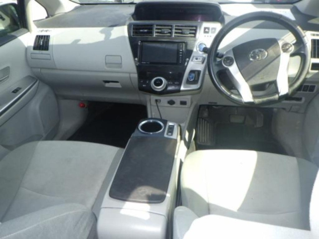 TOYOTA PRIUS ALPHA 2012