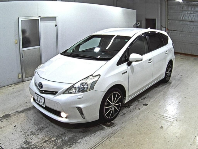 TOYOTA PRIUS ALPHA 2013
