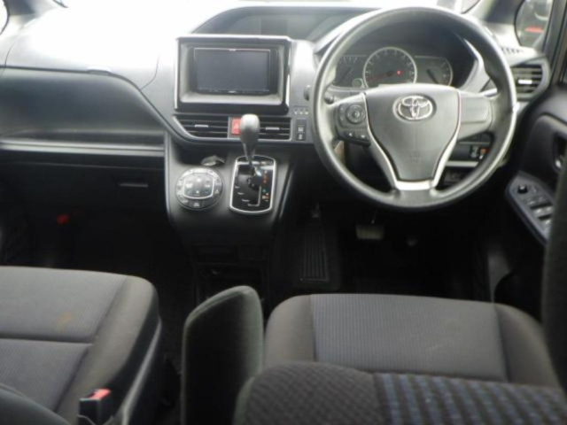 TOYOTA NOAH 2015