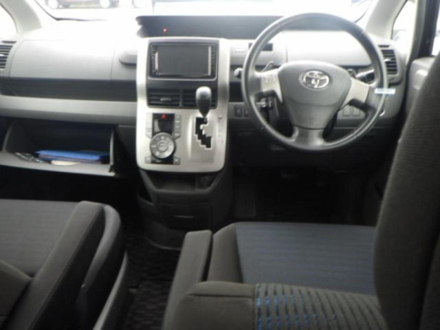 TOYOTA VOXY 2009